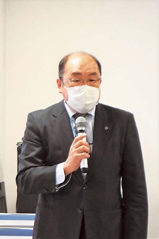 あいさつする浅野理事長