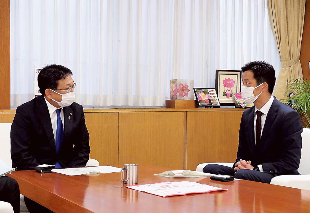 市長応接室で歓談する神谷市長（左）と秋保社長