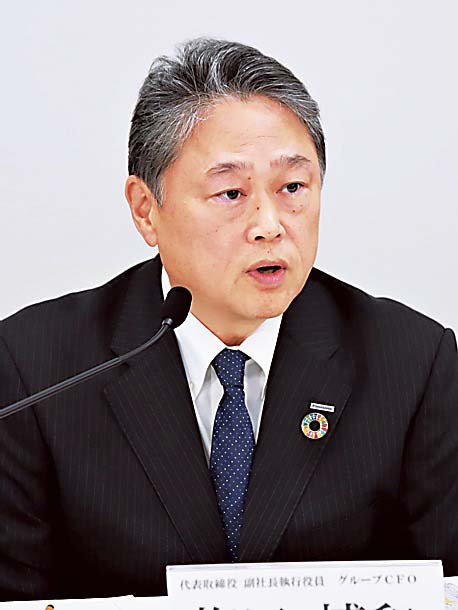 決算発表に臨む梅田副社長グループCFO