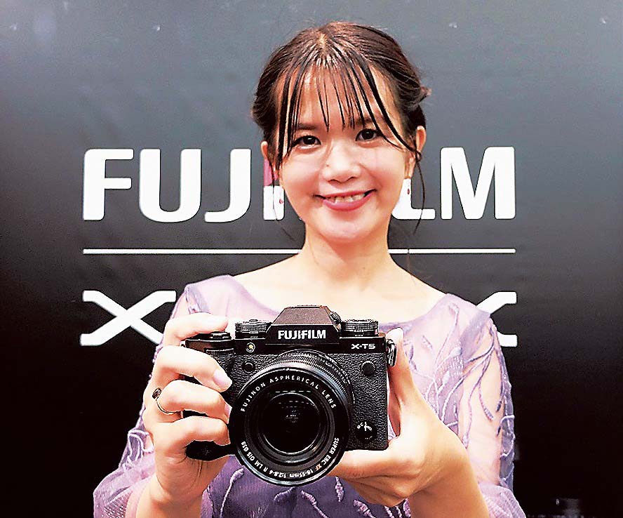 新製品となる「FUJIFILM X-T5」