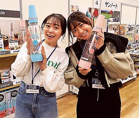 ソーダスパークルのブースではIDOL HOUSEの有須心咲さん（左）と神谷玲奈さんも登場