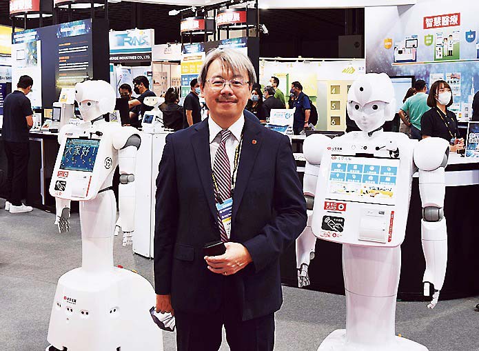 現場のニーズに応じてカスタマイズできるロボットを紹介する凌羣電脳の邱氏