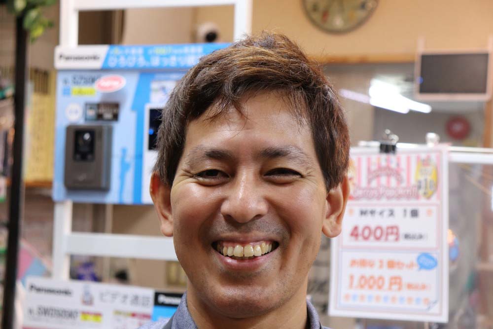 マイナンバーカードの申請をアシストする村山店長