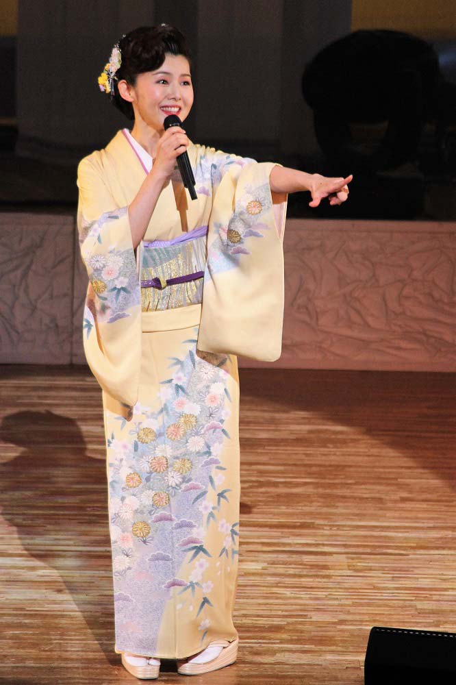 ジャケット写真と同じ衣装で歌唱する小桜舞子