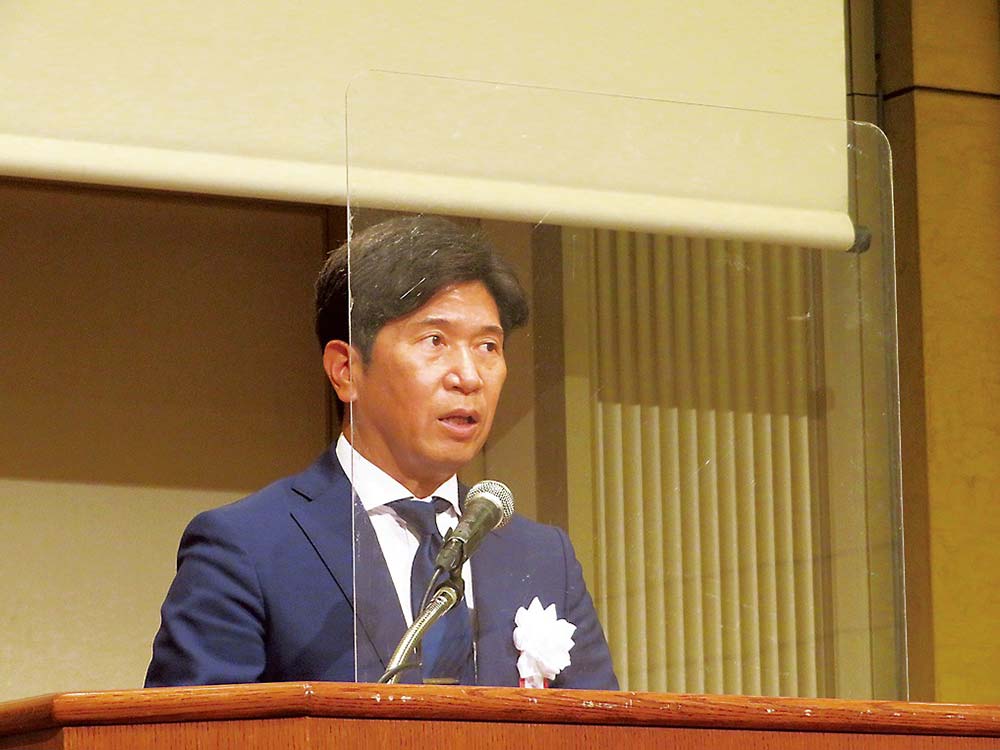 壇上の首藤支部長