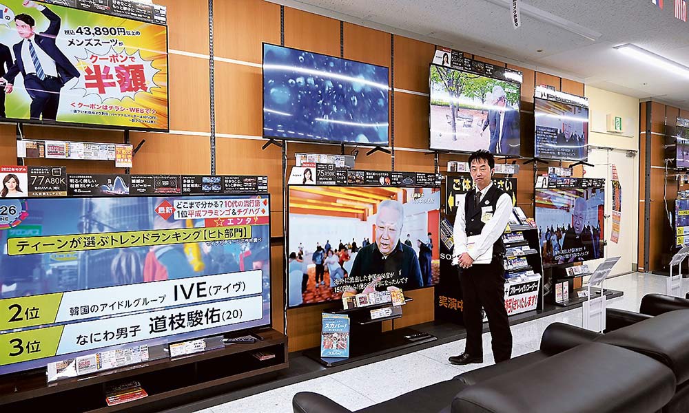 テレビと電動ソファを展示