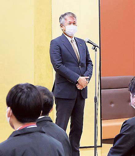 閉会式で講評する富士フイルムBIジャパンの阪本会長