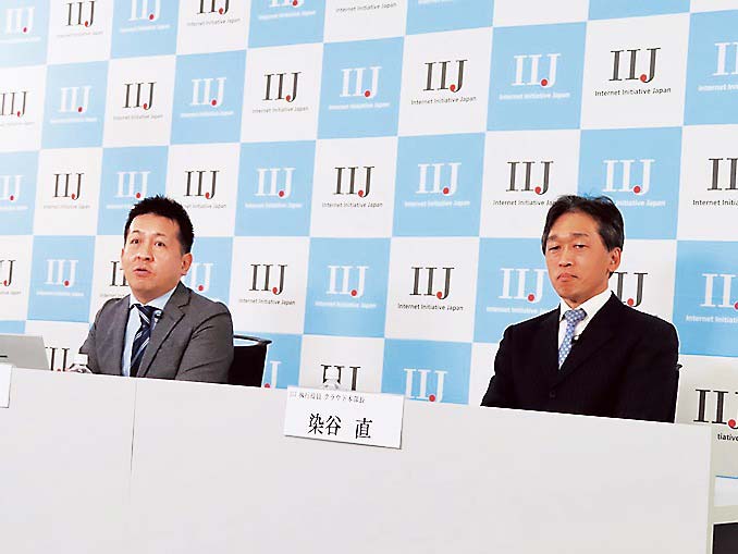 会見する染谷執行役員クラウド本部長（右）と鈴木同本部サービス企画室長