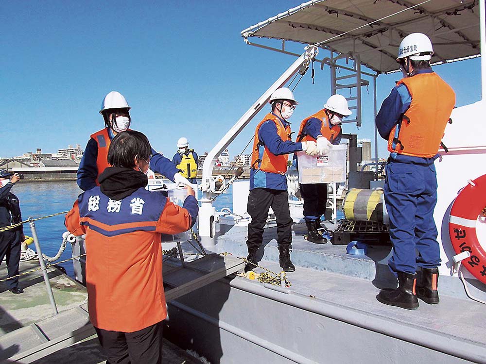 通信機を積む東海総通局員