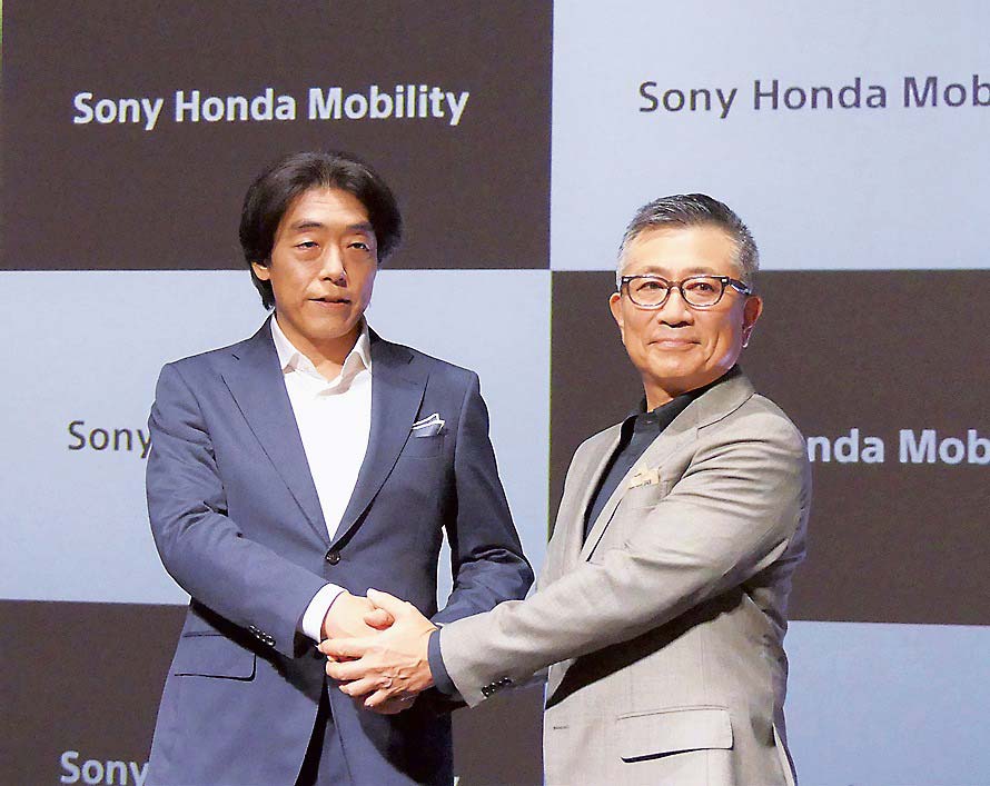 ソニー・ホンダモビリティの設立発表会で握手する水野泰秀会長兼CEO（右）と川西泉社長兼COO＝東京都港区