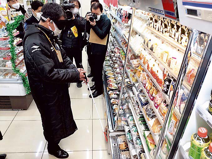 コンビニでおにぎりを選ぶ河野デジタル相