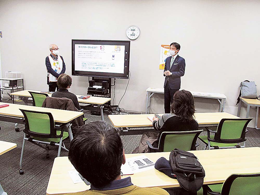 会場に駆け付けた中野市長（右）