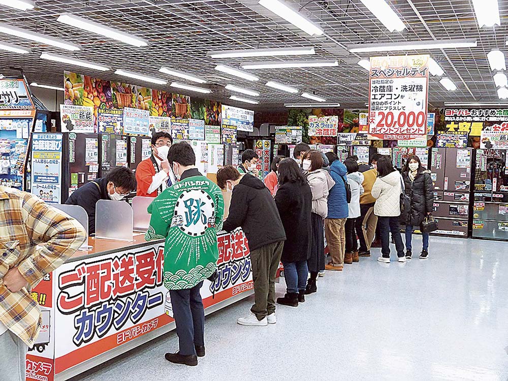 配送のカウンターも混雑した（ヨドバシカメラマルチメディア仙台）