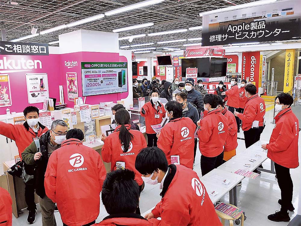 福袋の抽選に約450人が列を作った（1日、ビックカメラ有楽町店）