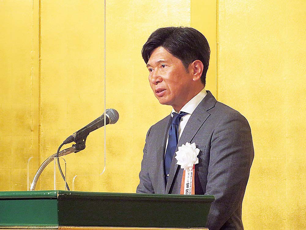 あいさつする首藤支部長