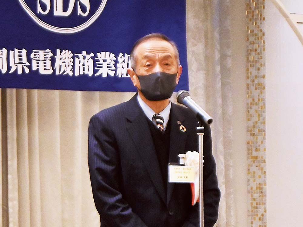 あいさつする安藤理事長