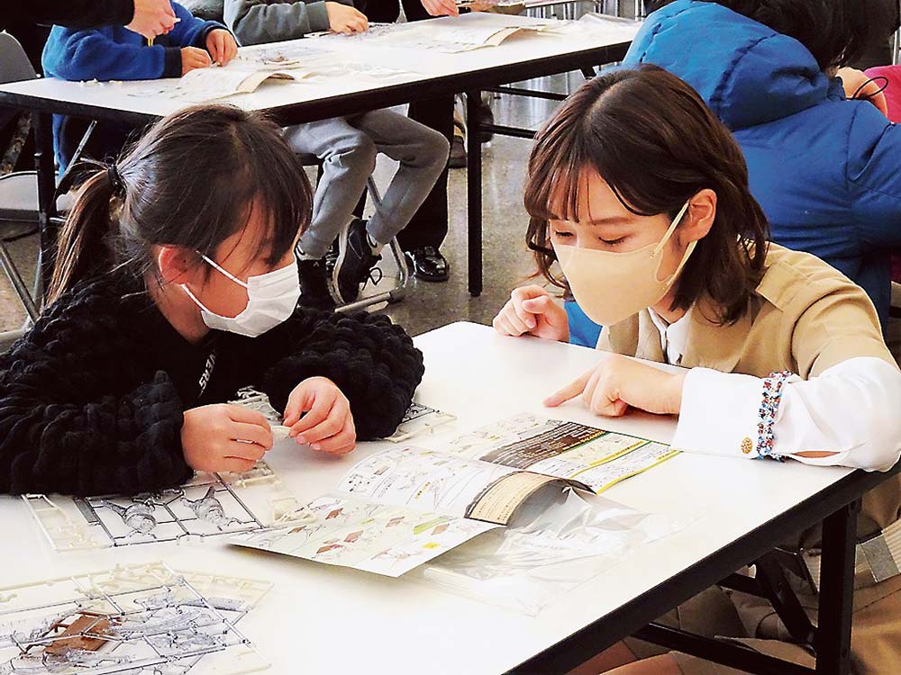 子どもたちとイベントに参加する現役東大生の河野ゆかりさん（右）