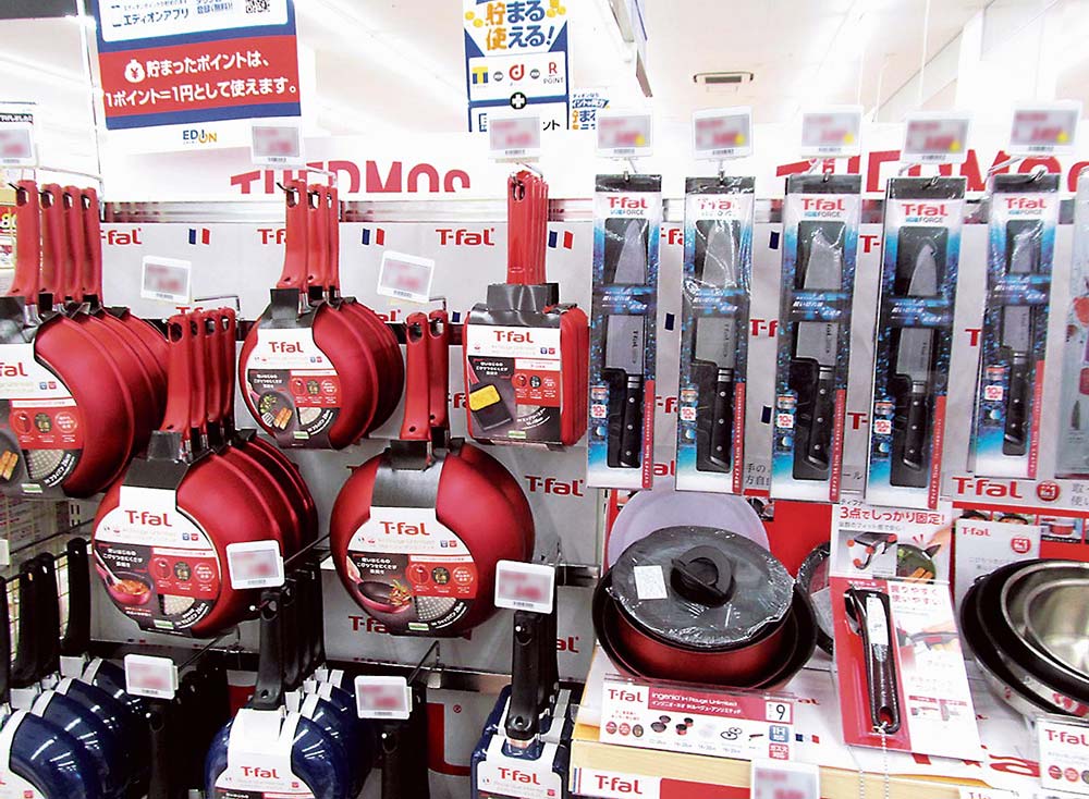 調理器具など日用品も多数並ぶ（エディオン名古屋本店）