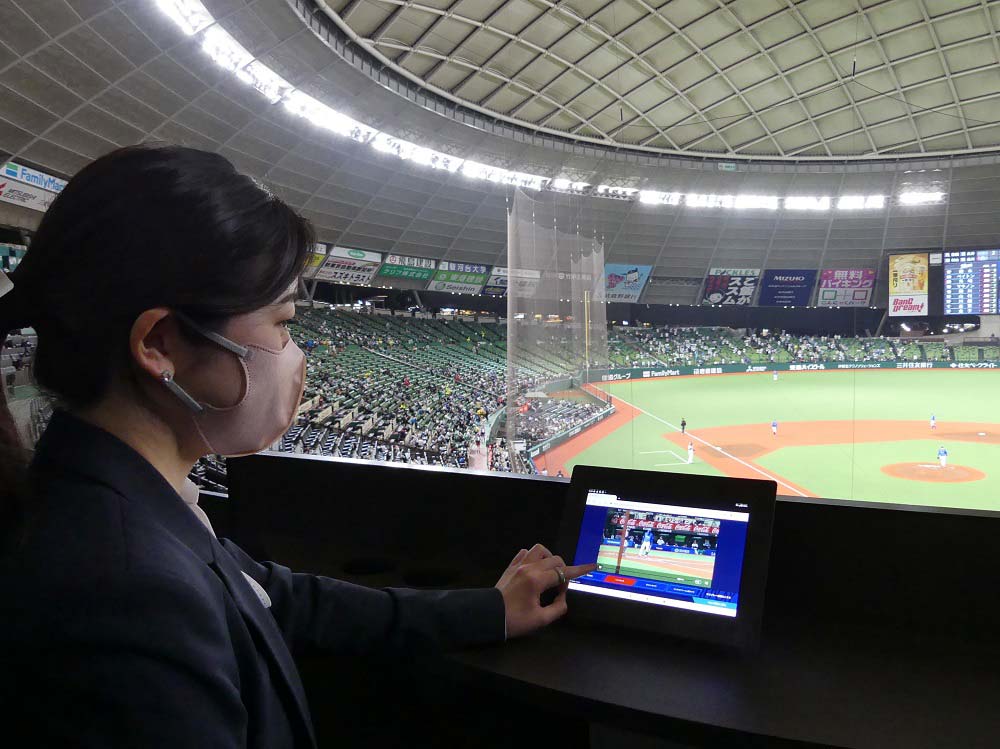 試合の臨場感を味わいながらタブレット端末の中継映像も楽しめるグループ席＝24日、埼玉県所沢市のベルーナドーム