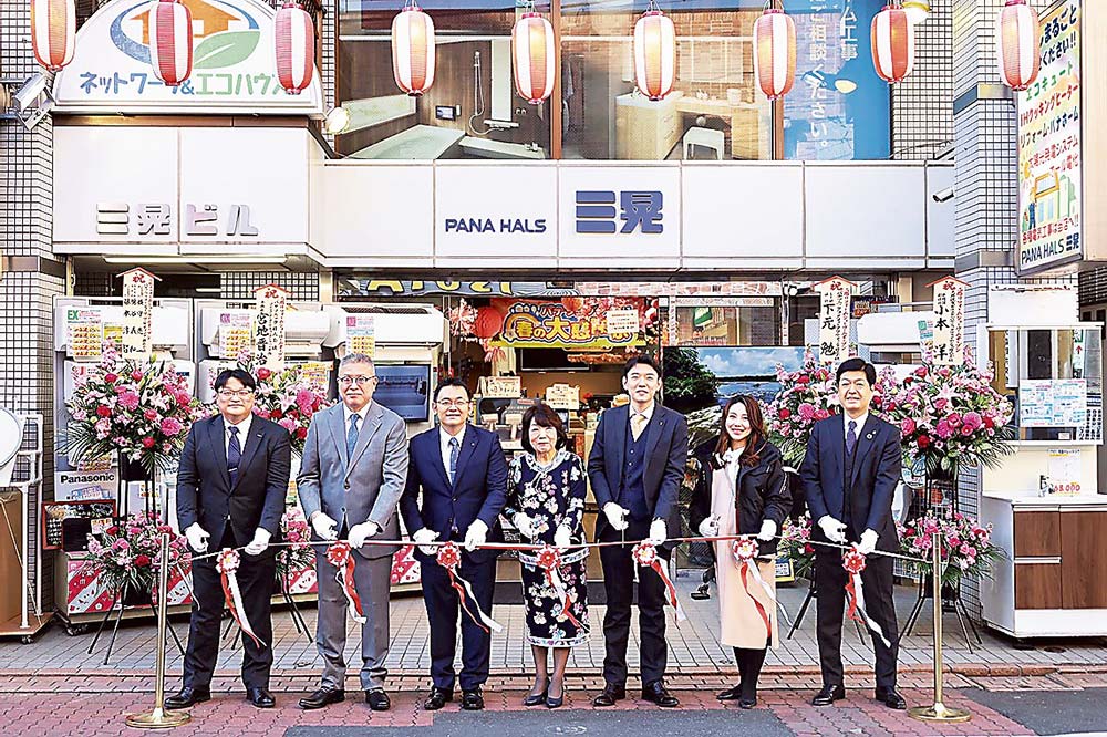 一同で店舗をバックにテープカット