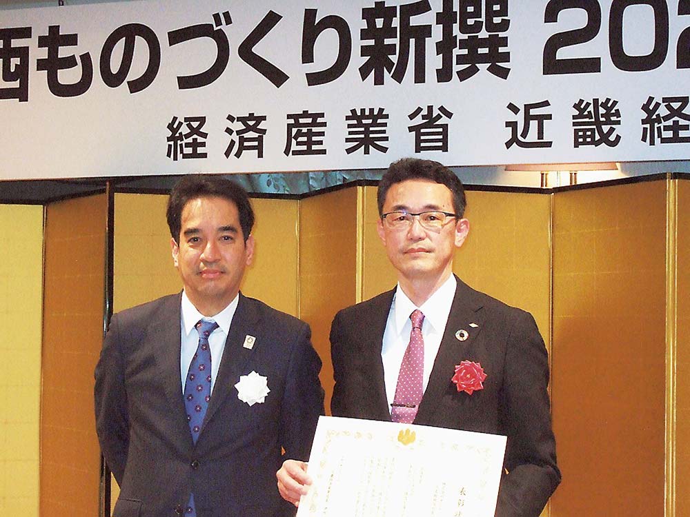 最優秀賞を受賞したOKMの奥村社長（右）と伊吹局長