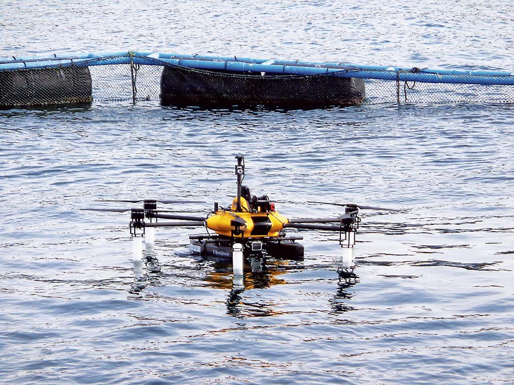 いけすを撮影中の水空合体ドローン