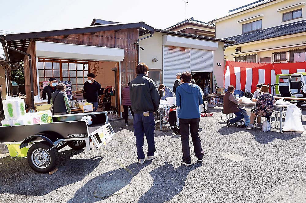 天気にも恵まれ、屋外のイベントスペースは得意客でにぎわった