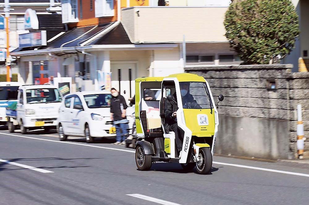 店前の道路を走る電動トライク