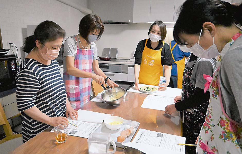 料理教室で時短レシピを紹介（さくらやデンキ）