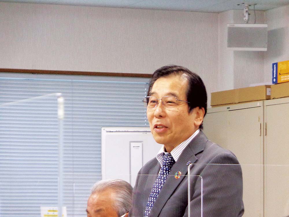 あいさつする河村理事長