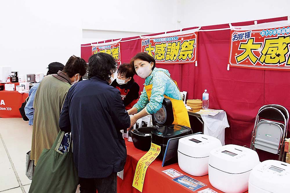 調理家電の実演では試食も（TOPチェーン）