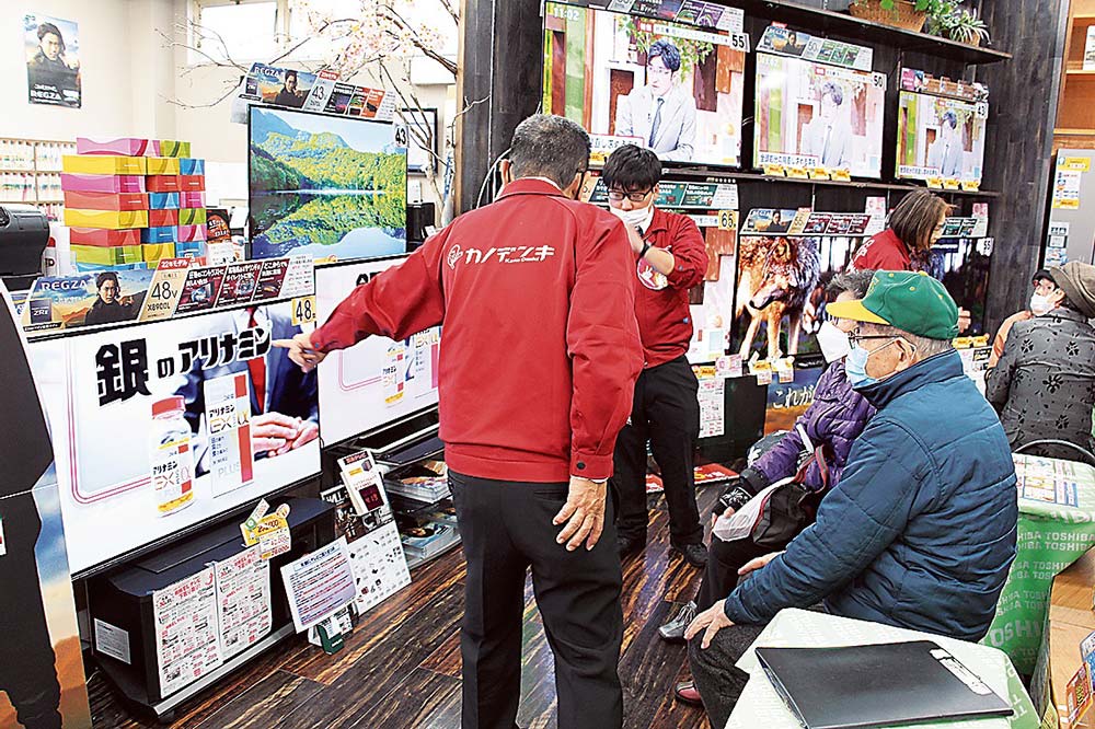 テレビは新旧商品を並べて展示