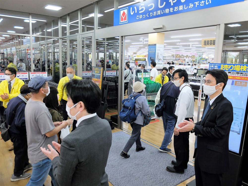 開店直後の様子。ヤマダデンキの上野善紀社長（写真右端）をはじめ、幹部が来店客を出迎えた