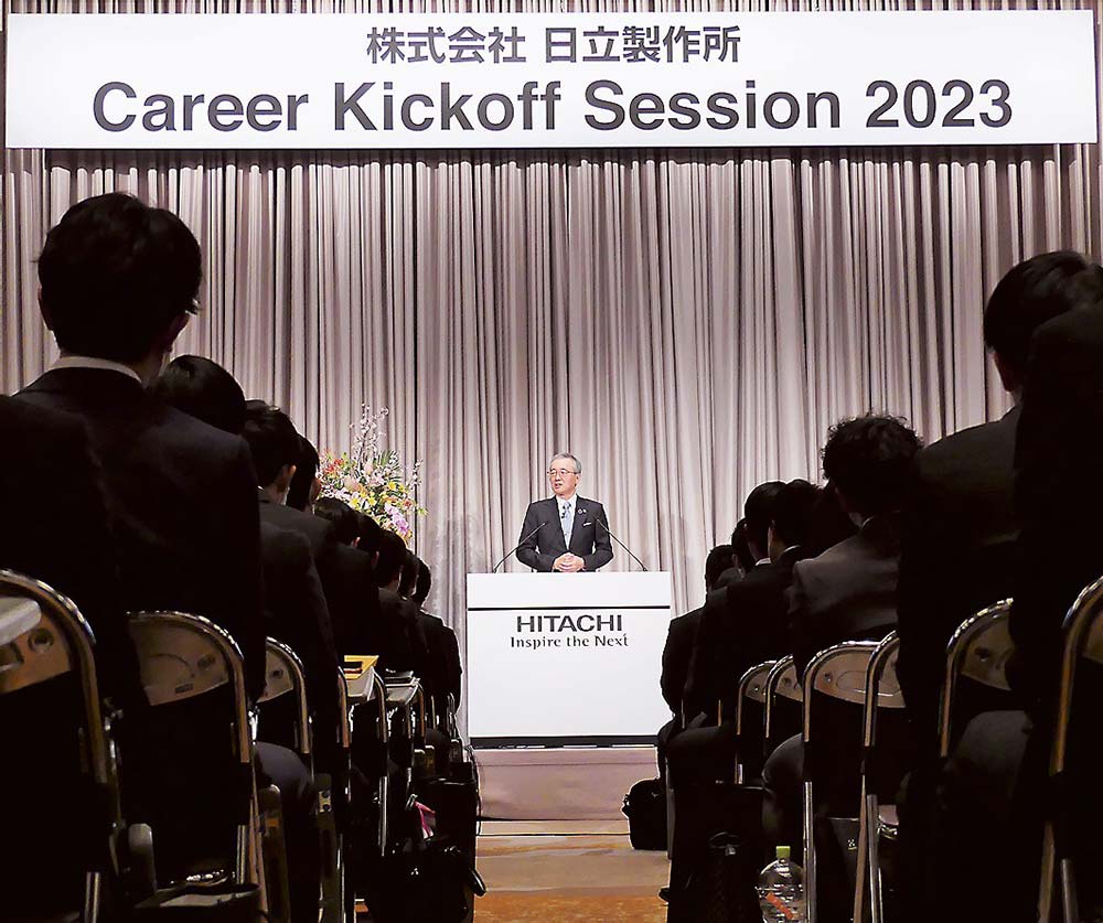 日立製作所の入社式。壇上で小島社長兼CEOが、参加した約700人の新入社員に向け、挑戦を求めるメッセージを送った＝3日、東京都新宿区の京王プラザホテル