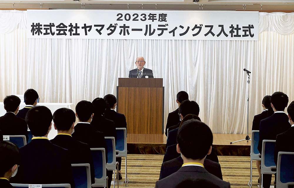 新入社員に祝辞を述べる山田会長兼社長CEO＝3日、群馬県高崎市のヤマダホールディングス本社