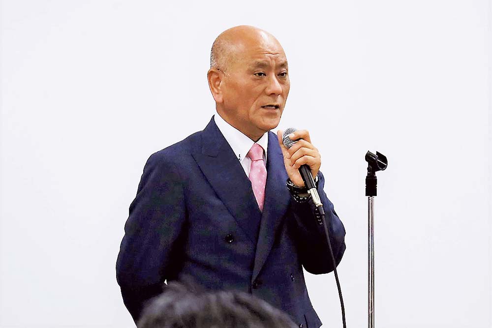 参加者を前に話す𠮷川理事長