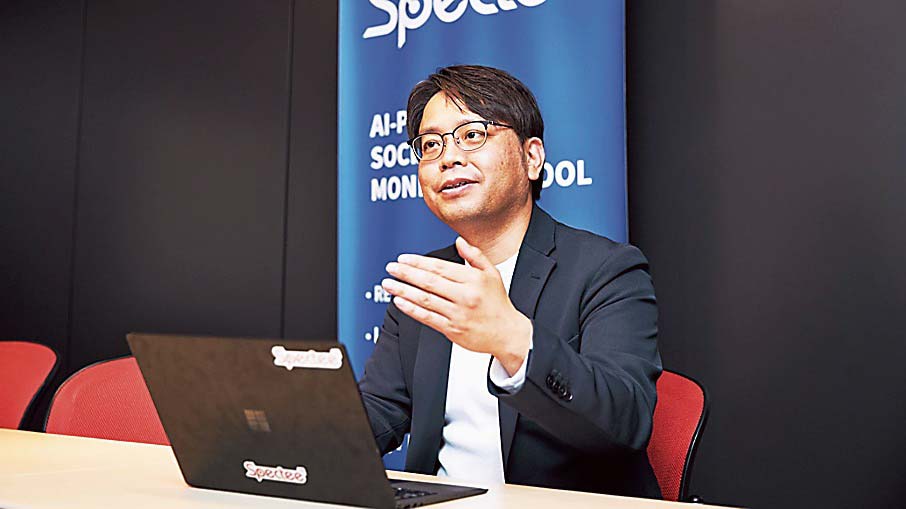 講演するSpecteeの村上建治郎社長