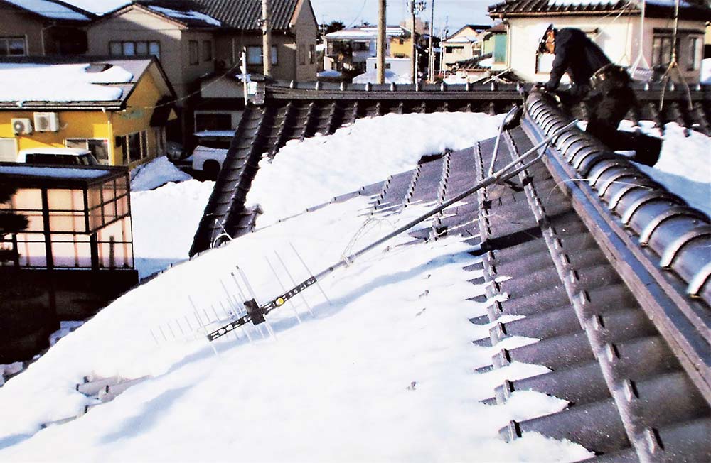 積雪がある屋根の上での作業は命懸けだ（写真提供＝デンカショップ タッチ）