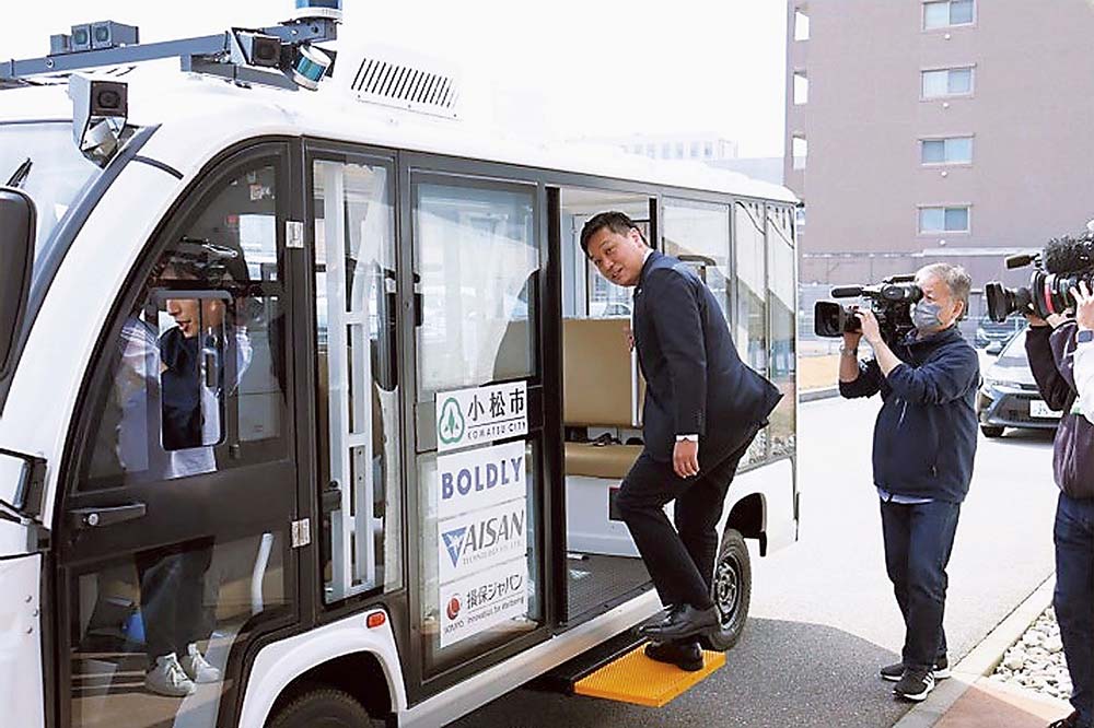 試乗会でバスに乗り込む宮橋市長