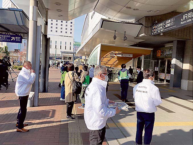 岡山駅前広場で実施した啓発活動