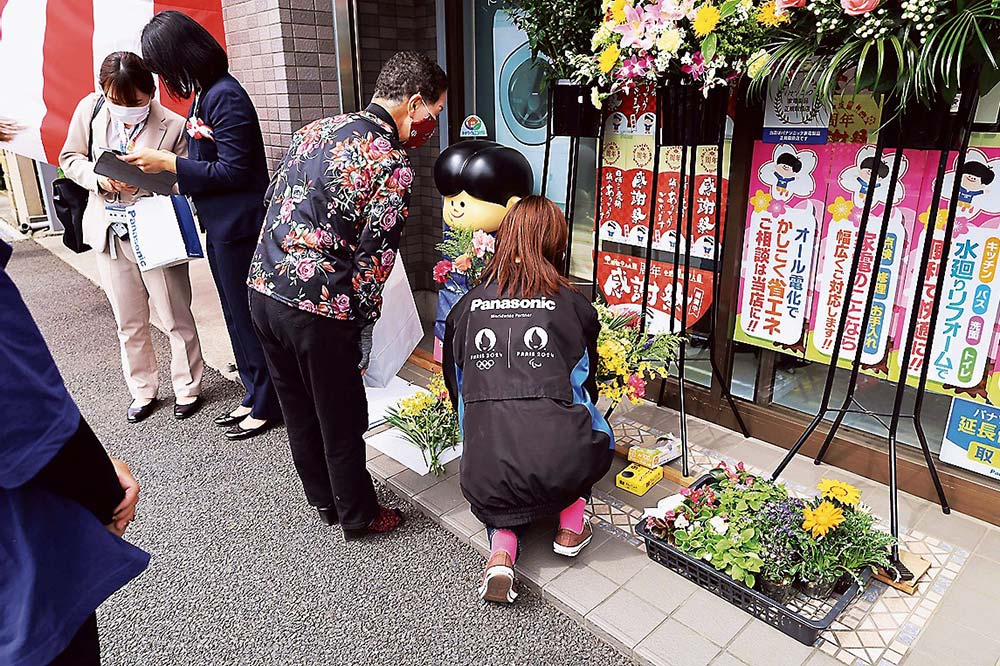 店先の祝いの花は、得意客に配られた