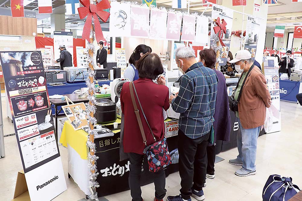 人だかりができた調理実演