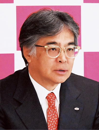 決算会見に臨む時田社長