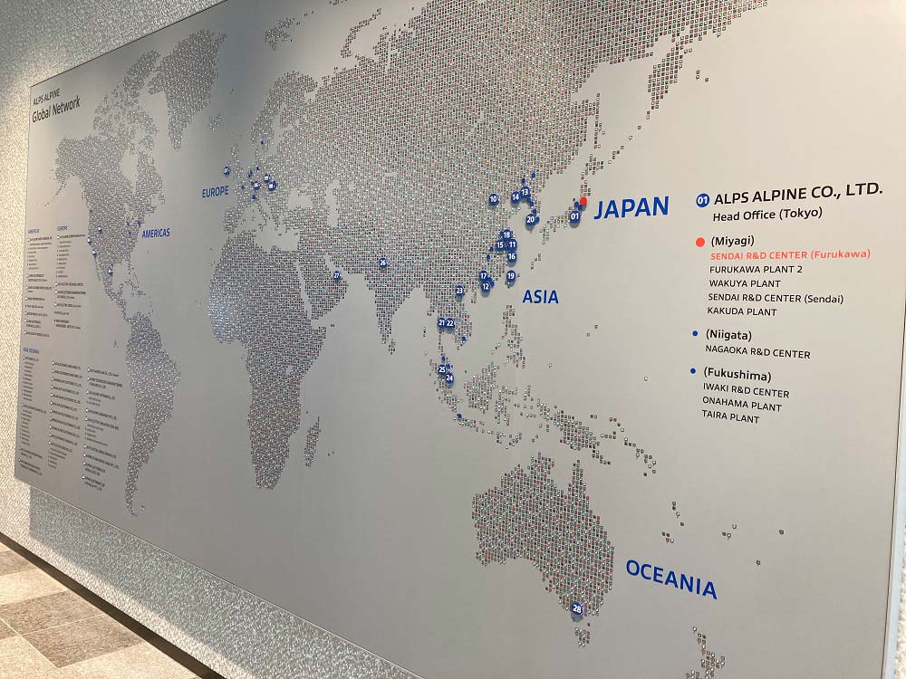 同社のスイッチ部品を無数に使って世界地図を展示してもいる