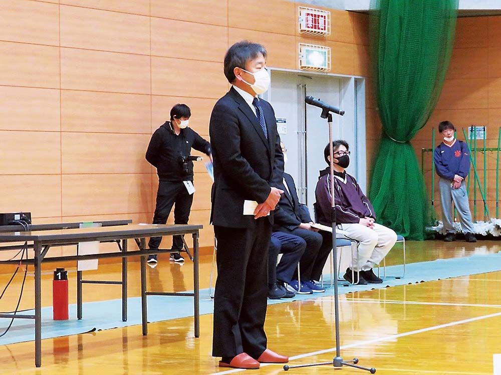 あいさつする田中支社長