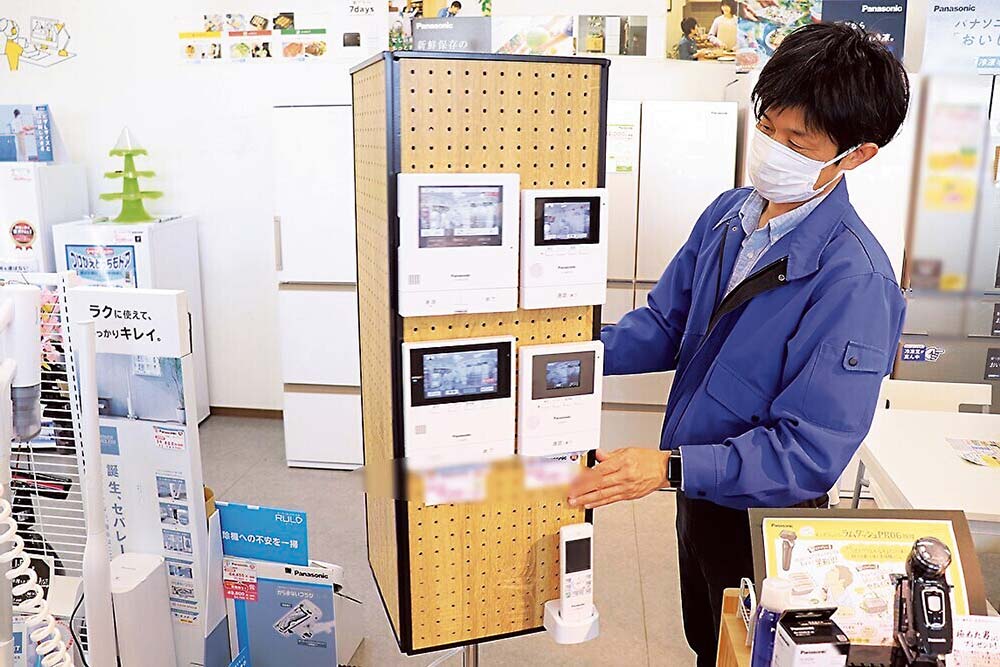 什器を回転させて実演する弥永店長