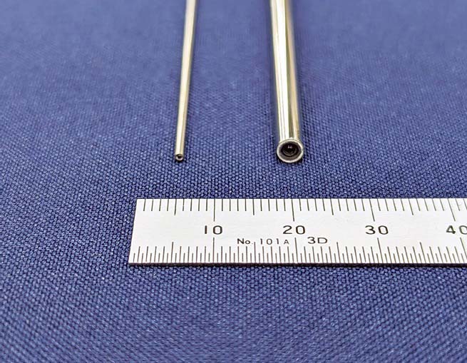 従来の太い硬性内視鏡（右）と今回の極細硬性内視鏡