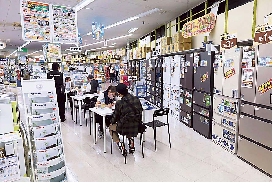 冷蔵庫の前で店員と相談する来店客（ヤマダデンキテックランド東京本店）