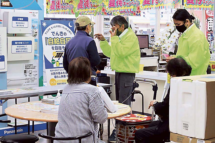 開店前から得意客らが訪れた