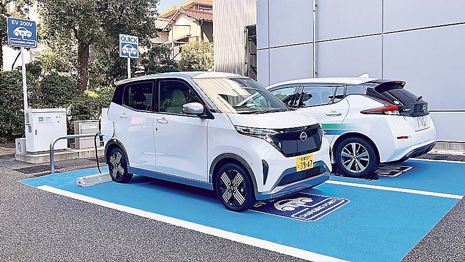 「日産サクラ」（手前）からの給電の様子（提供＝日立ビルシステム）